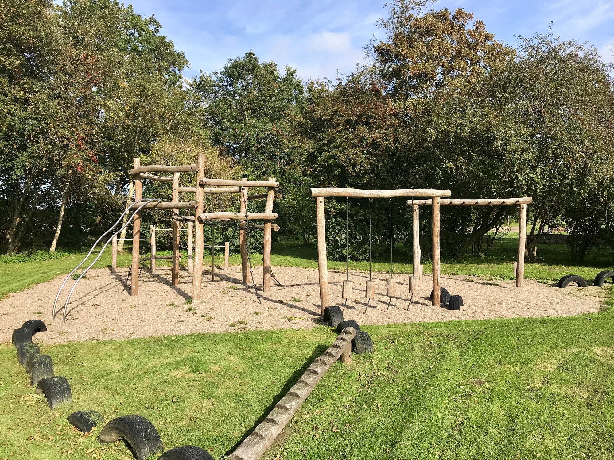 Aktivitetsbane på legeplads