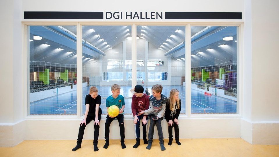 Børn hygger sig med en bold udenfor DGI Hallen