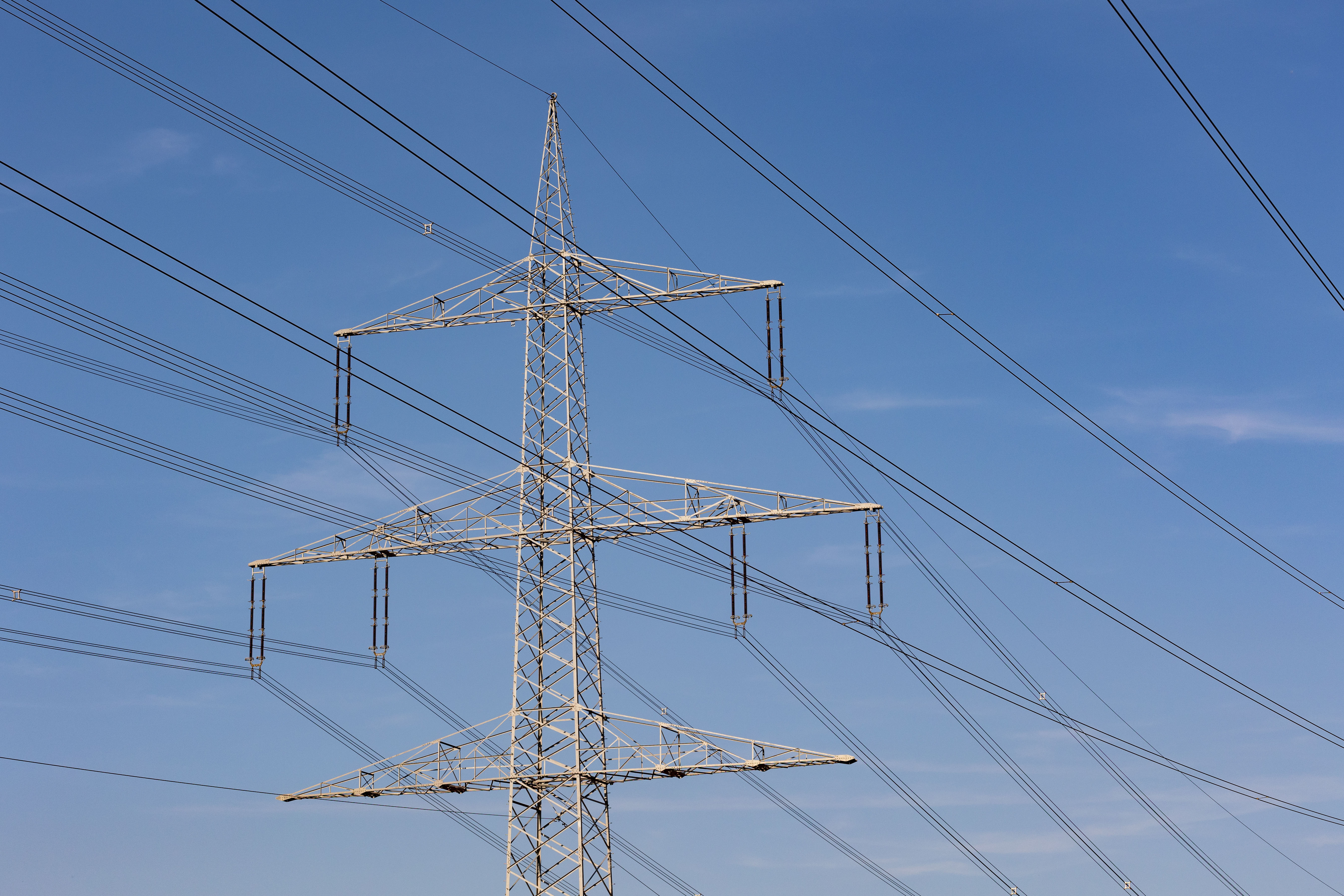 Elmast med himmelbaggrund