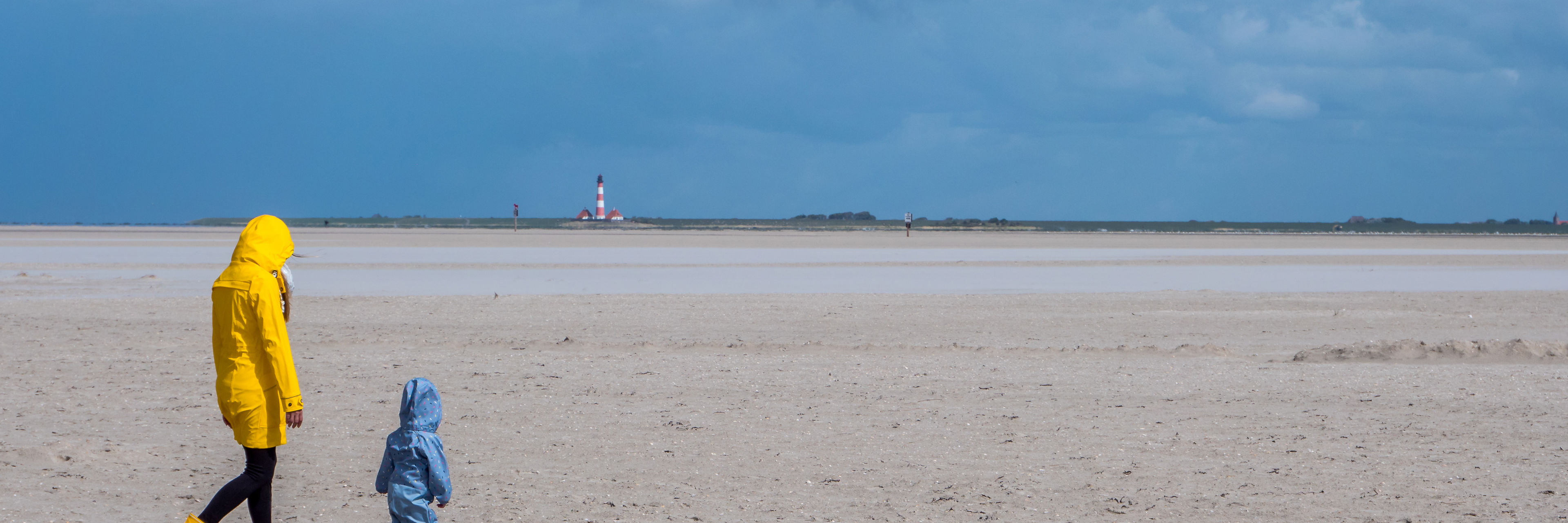 Gåtur på strand i regntøj
