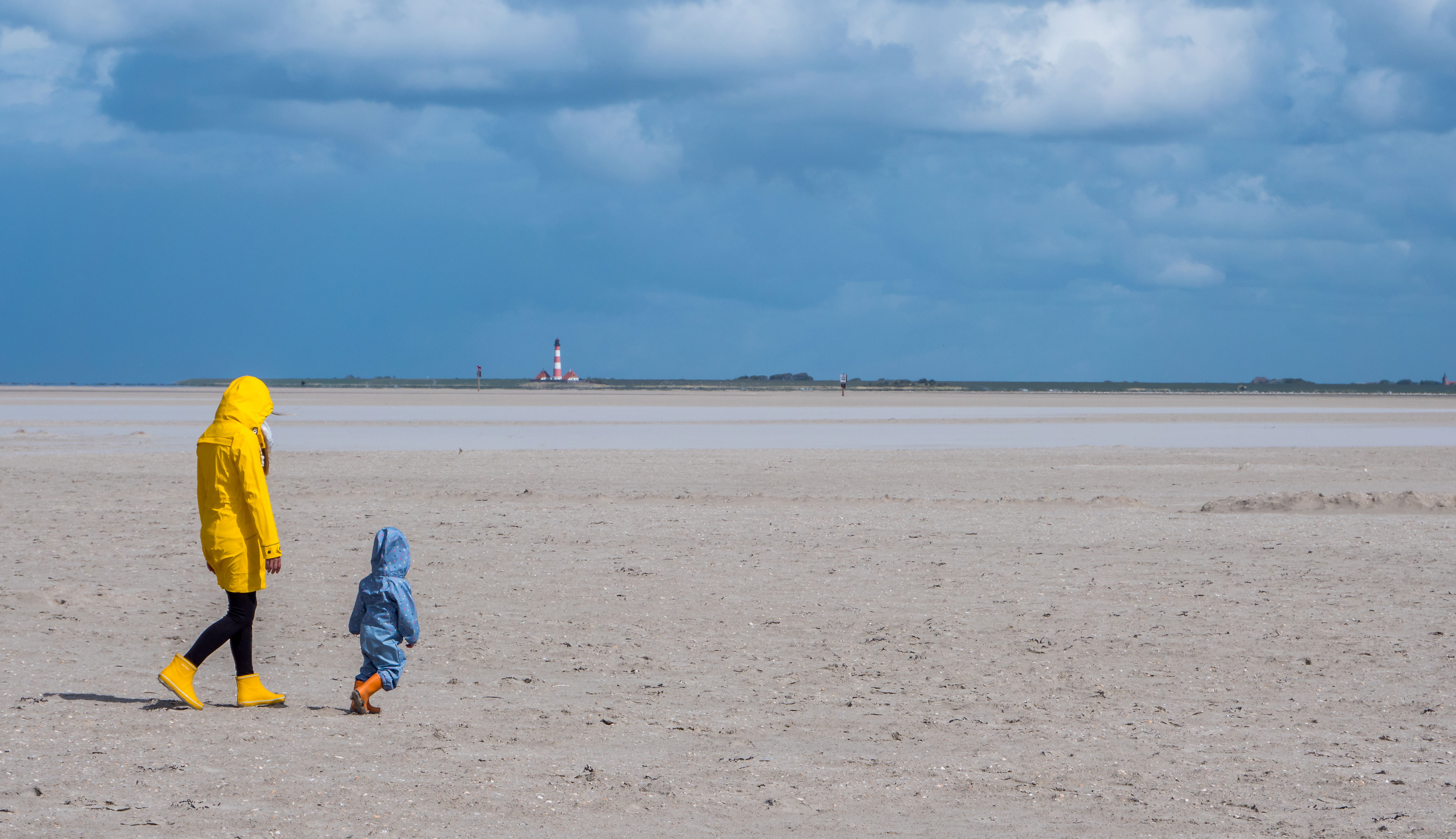 Gåtur på strand i regntøj
