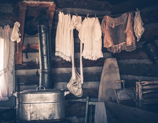 Historie gammelt hus med vasketøj hængende