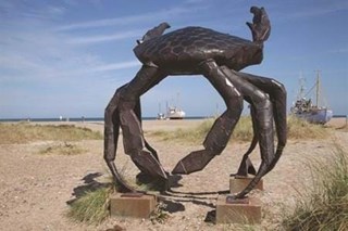 Skulptur af krabbe ved Slettestrand