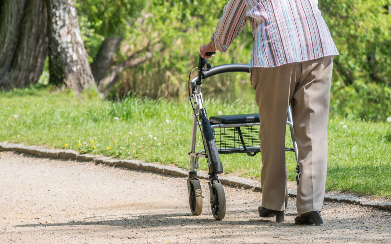 ældre med rollator udenfor