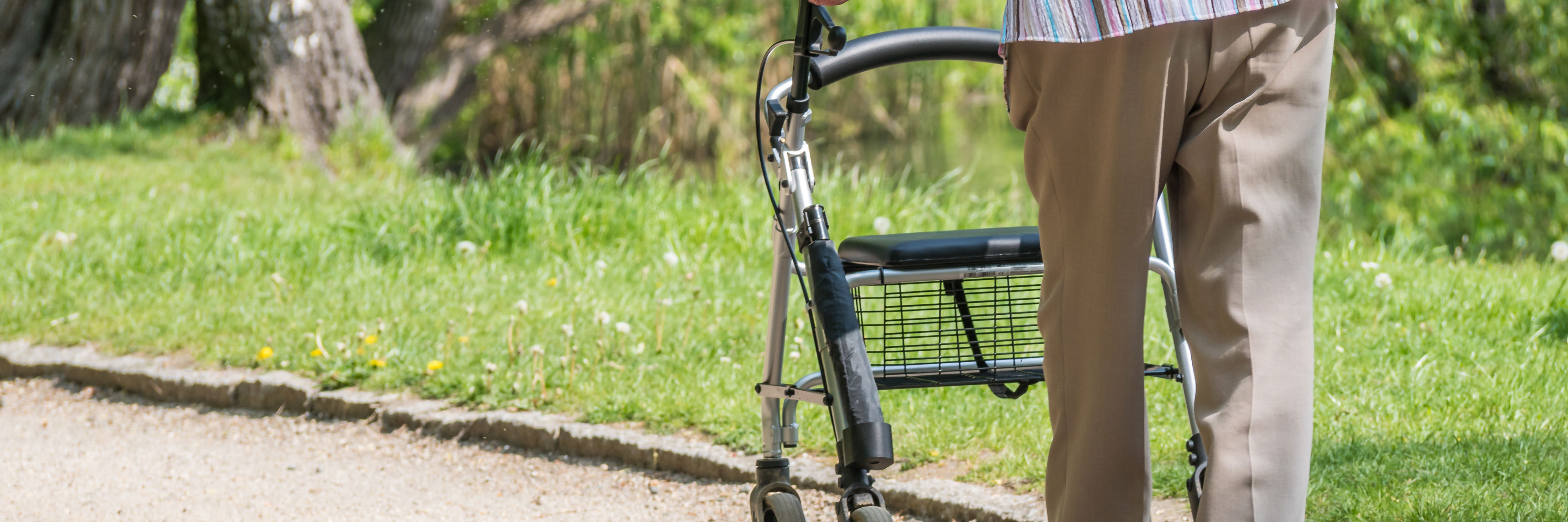 ældre med rollator udenfor