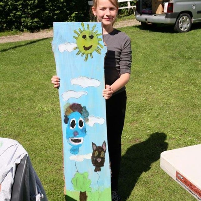 Barn fremviser maleri