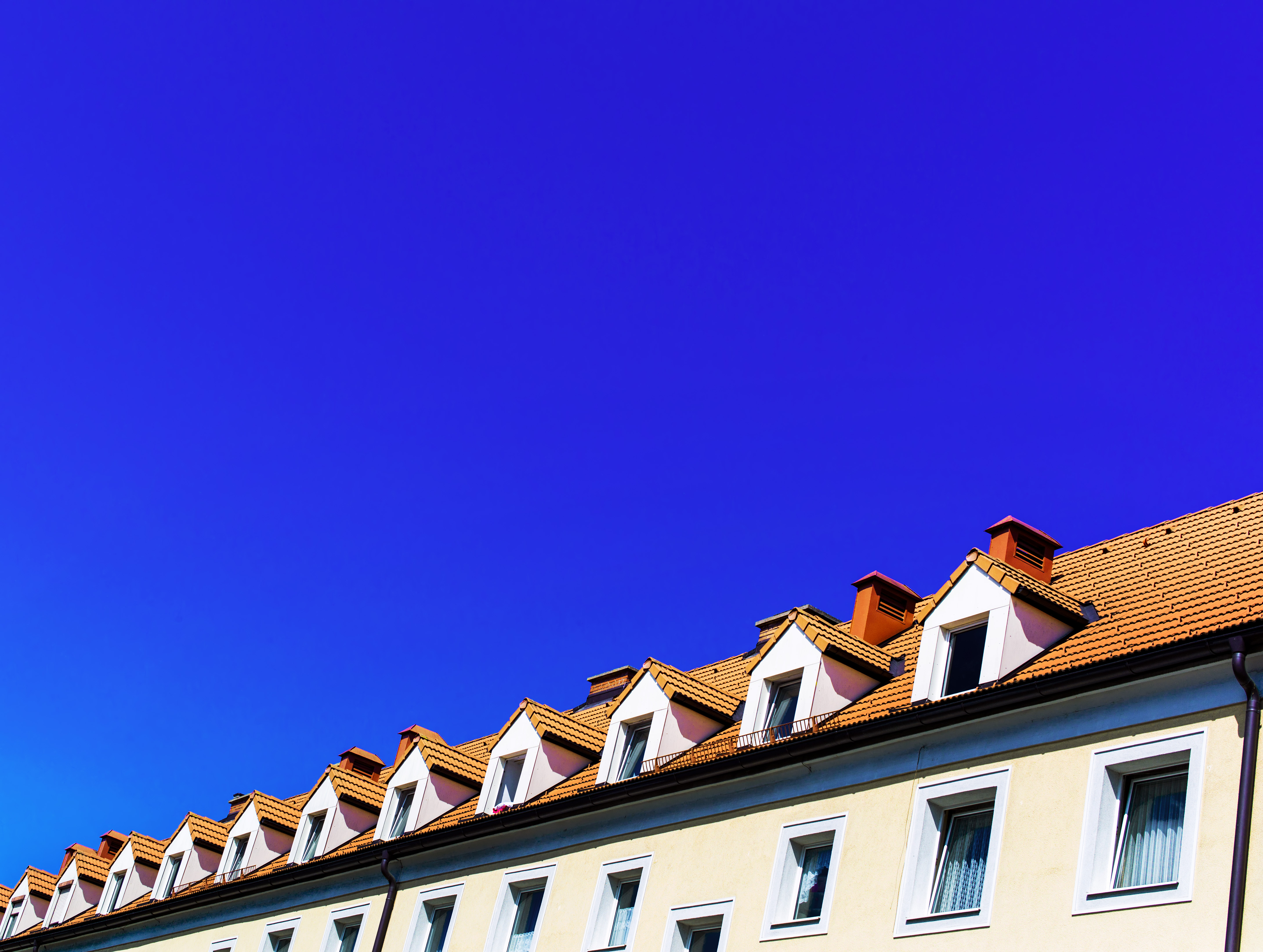 Lejlighedstag med vinduer