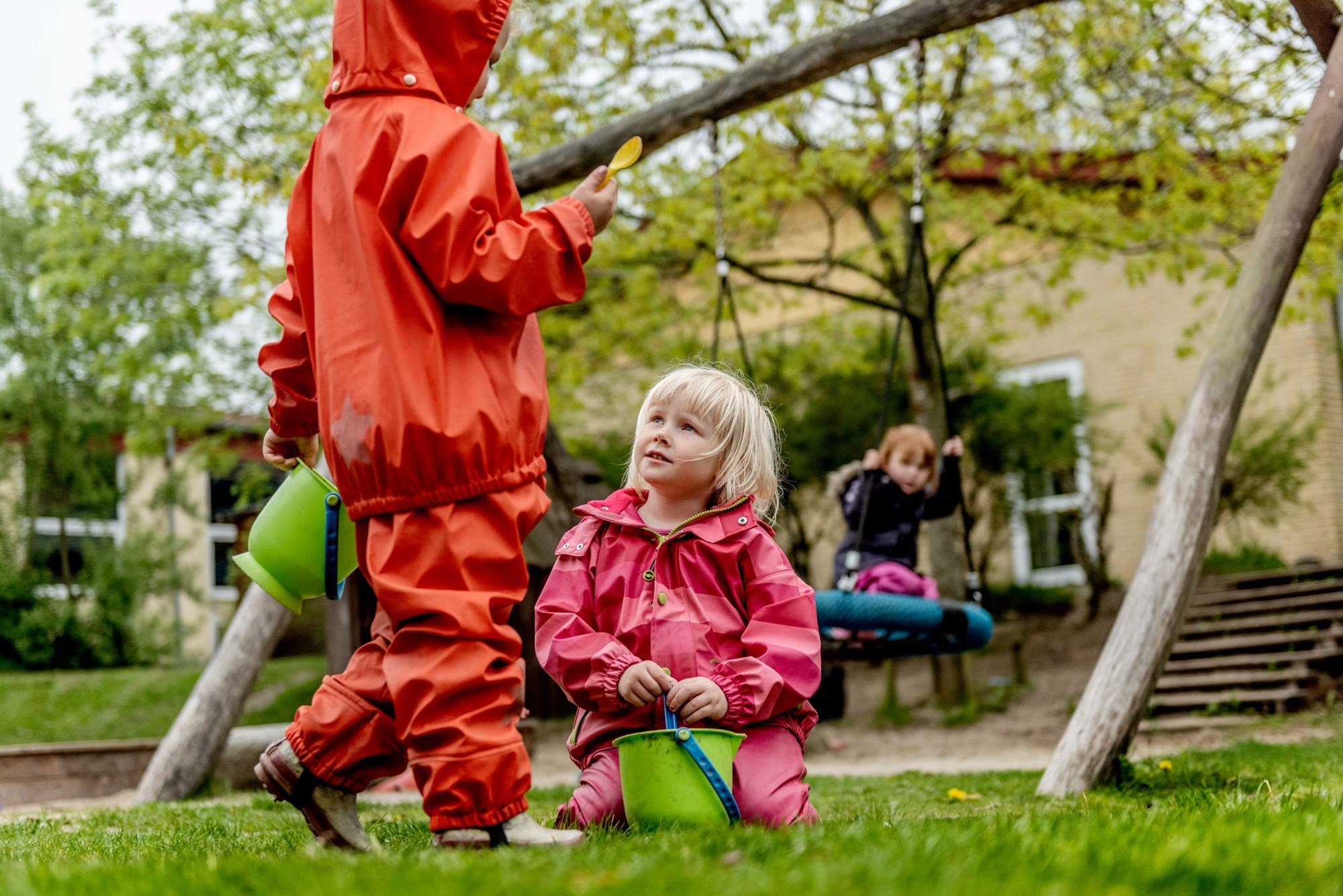 Børn leger på legepladsen ved Trekronerskolen