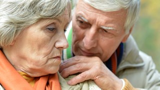 Ældre ægtepar ser bedrøvede ud