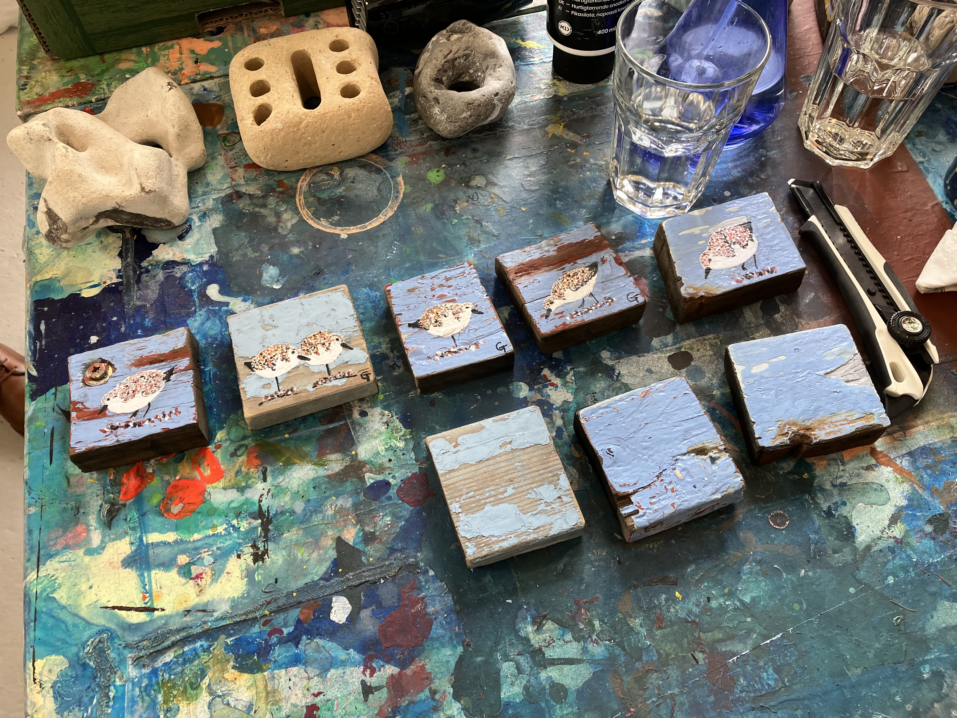 Billedkunstner Gerda Tranberg, Aabybro, arbejder med drivtømmerkunst. Her ses workshoppens produktion.