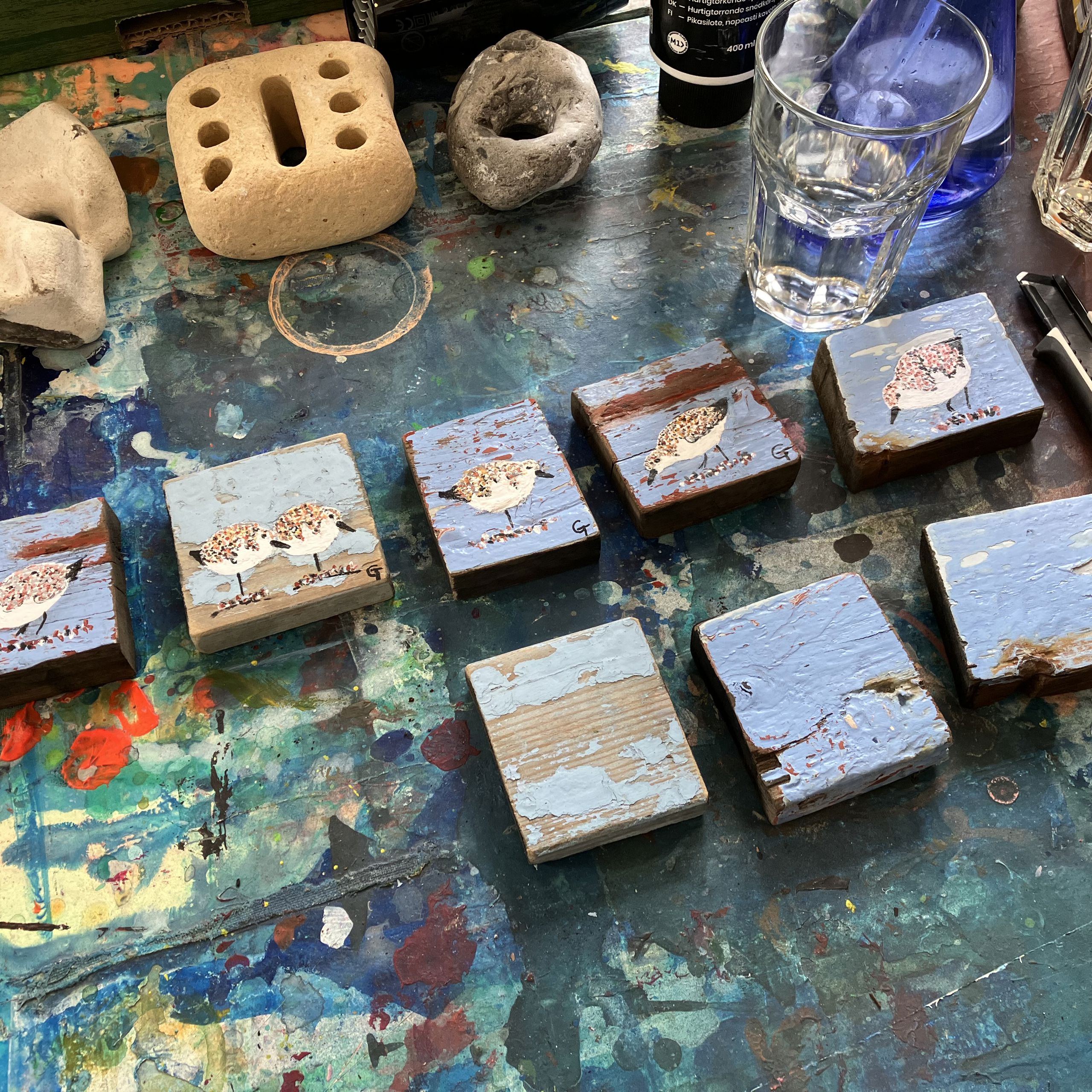 Billedkunstner Gerda Tranberg, Aabybro, arbejder med drivtømmerkunst. Her ses workshoppens produktion.