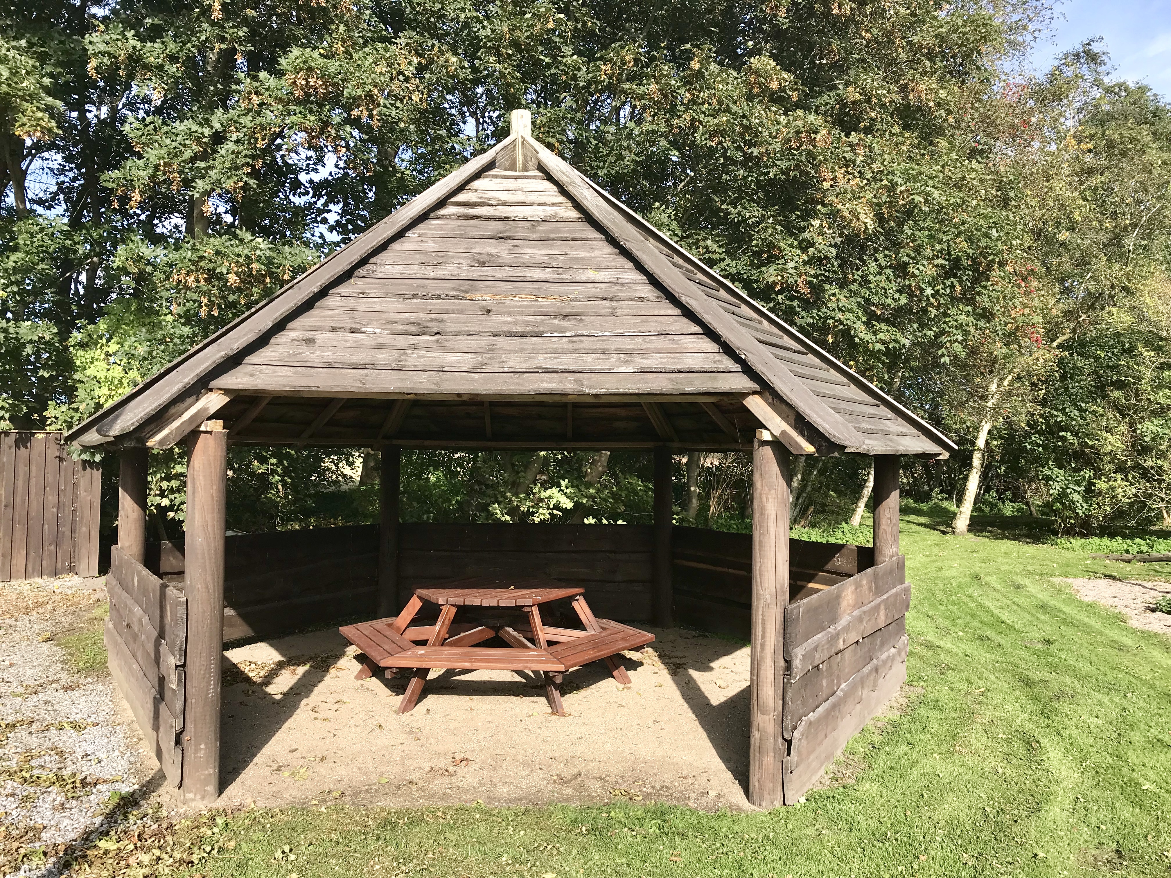Bålhytte med bænk og bord