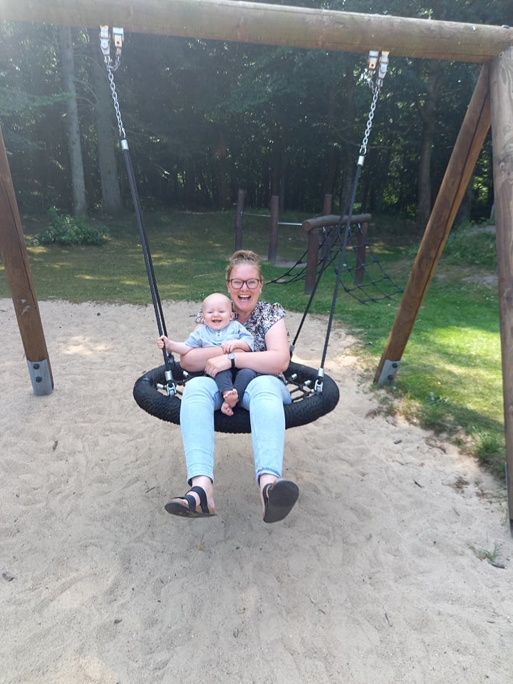 Mor med barn i gynge