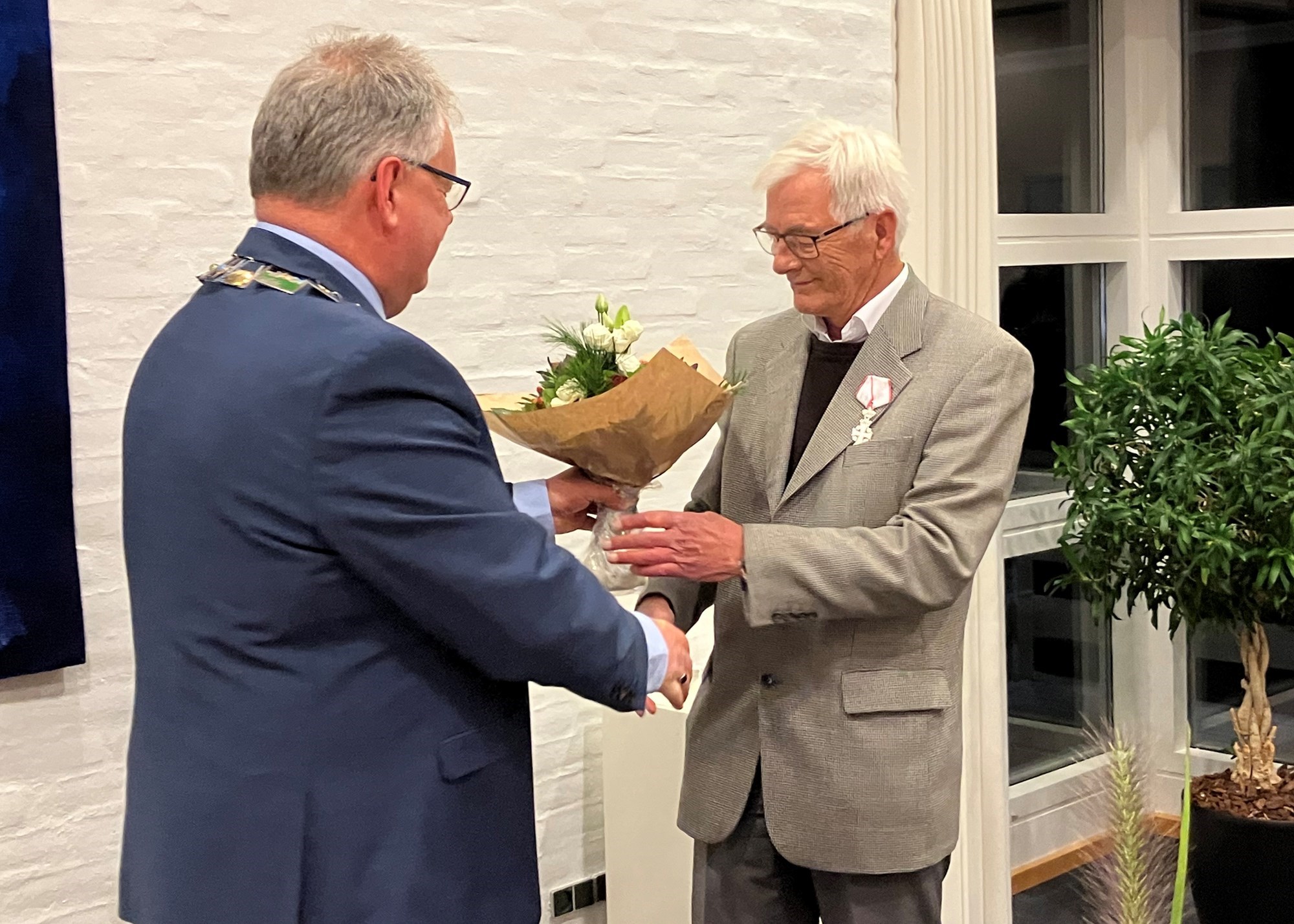 Mogens Gade overrækker blomst til Per Halsboe