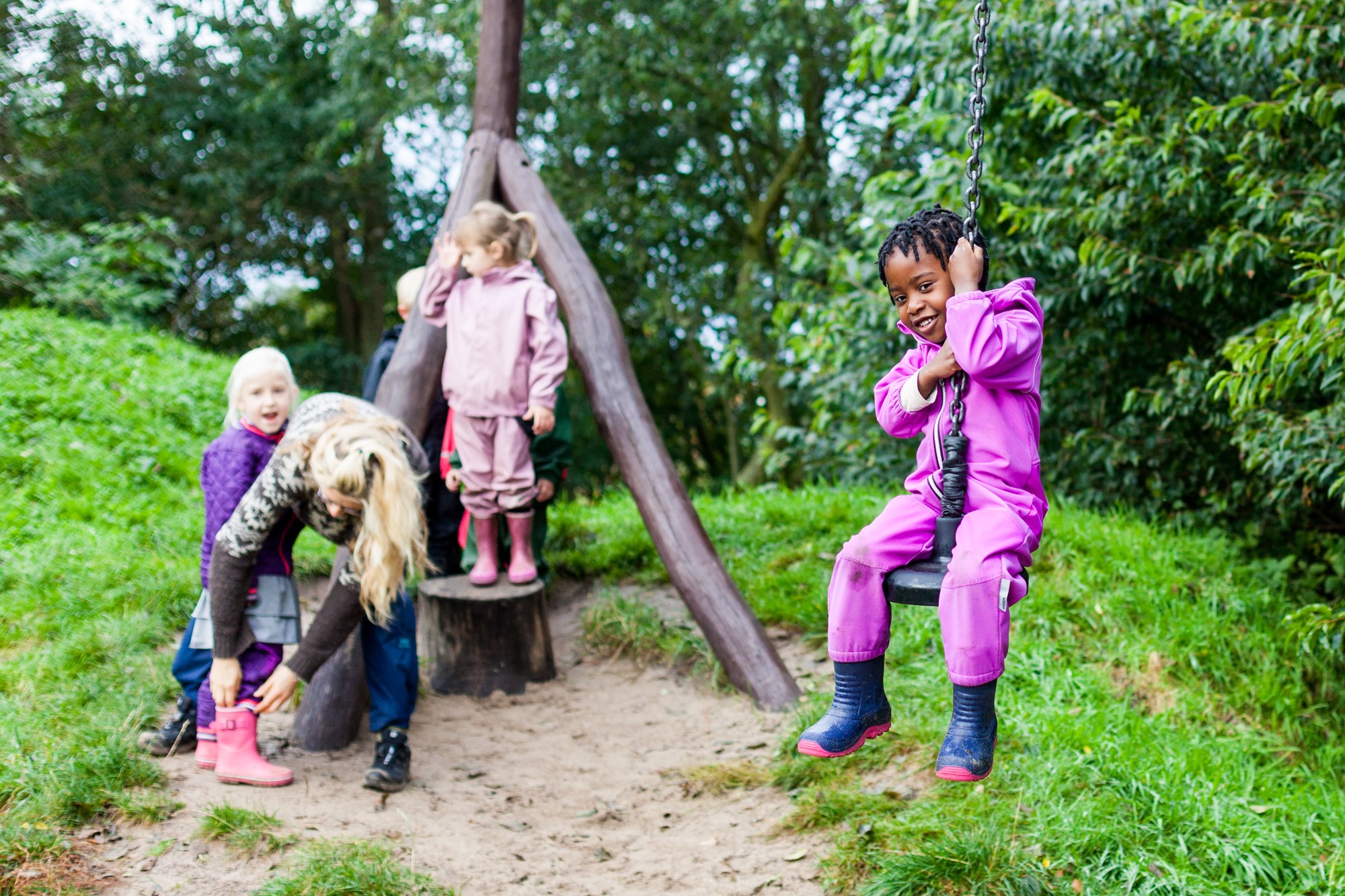 Barn leger på svævebane