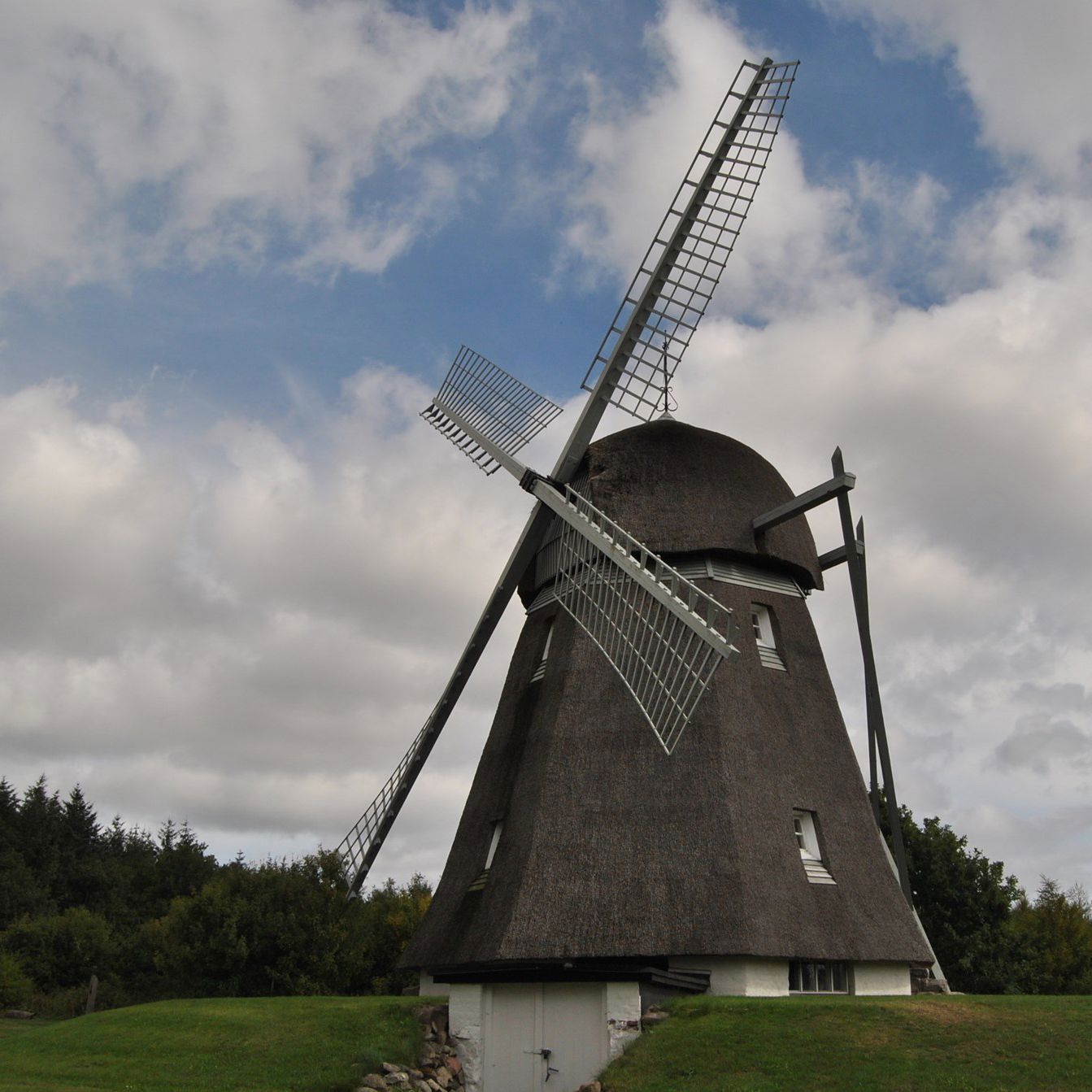 Mølle mod himmel med skyer