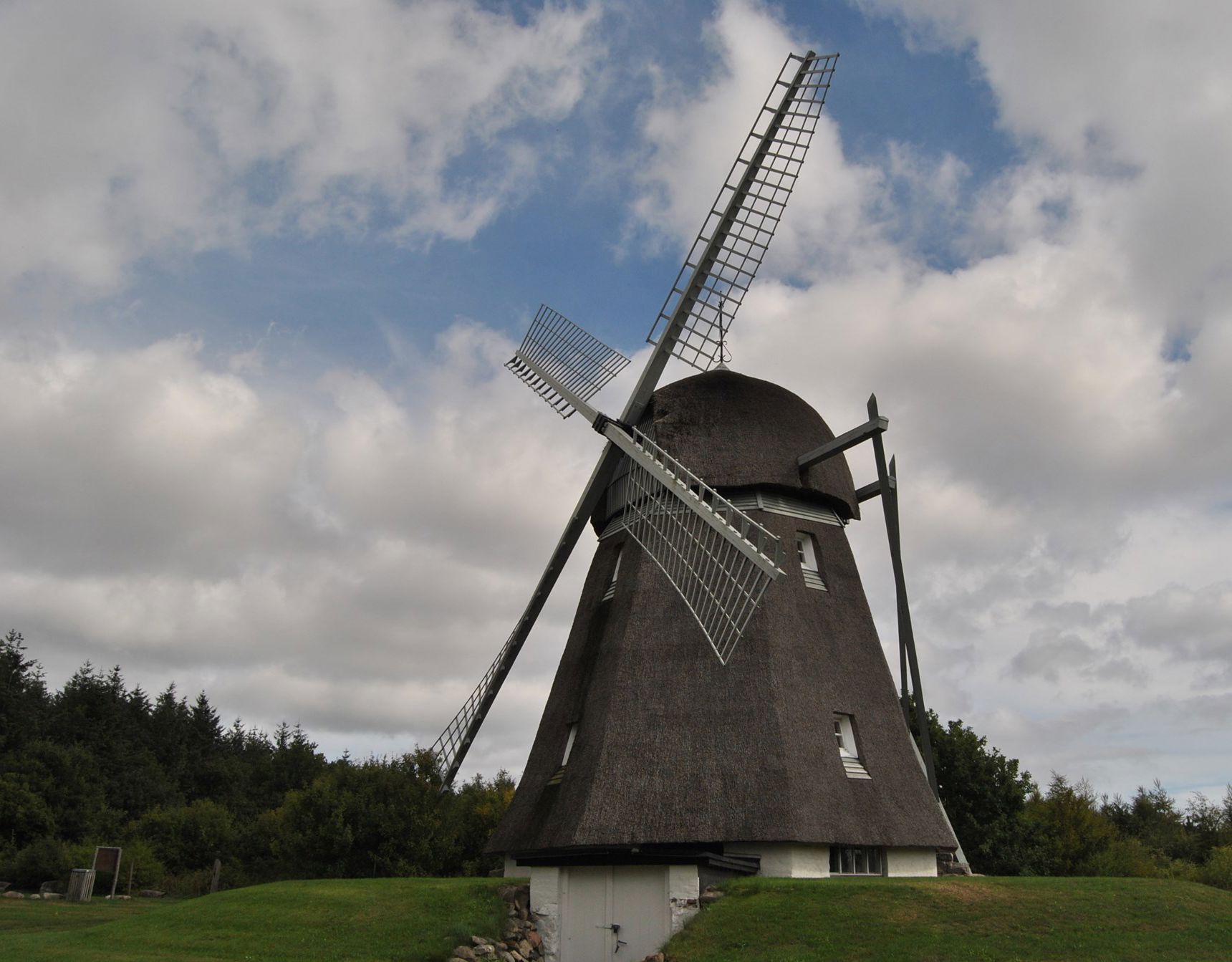 Mølle mod himmel med skyer