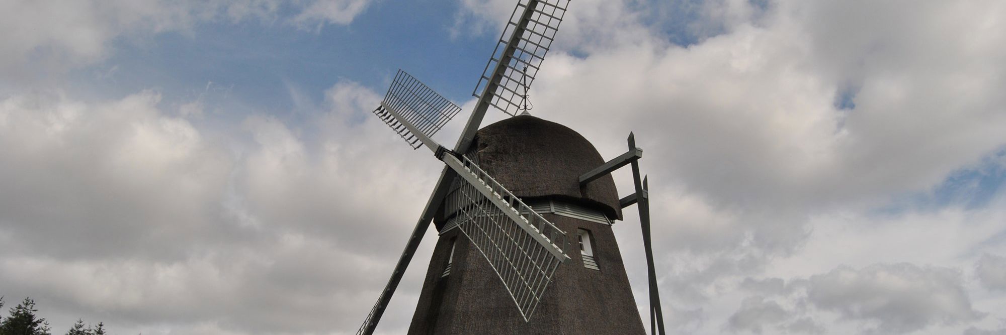 Mølle mod himmel med skyer