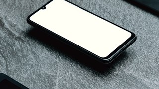 Smartphone med hvid skærm