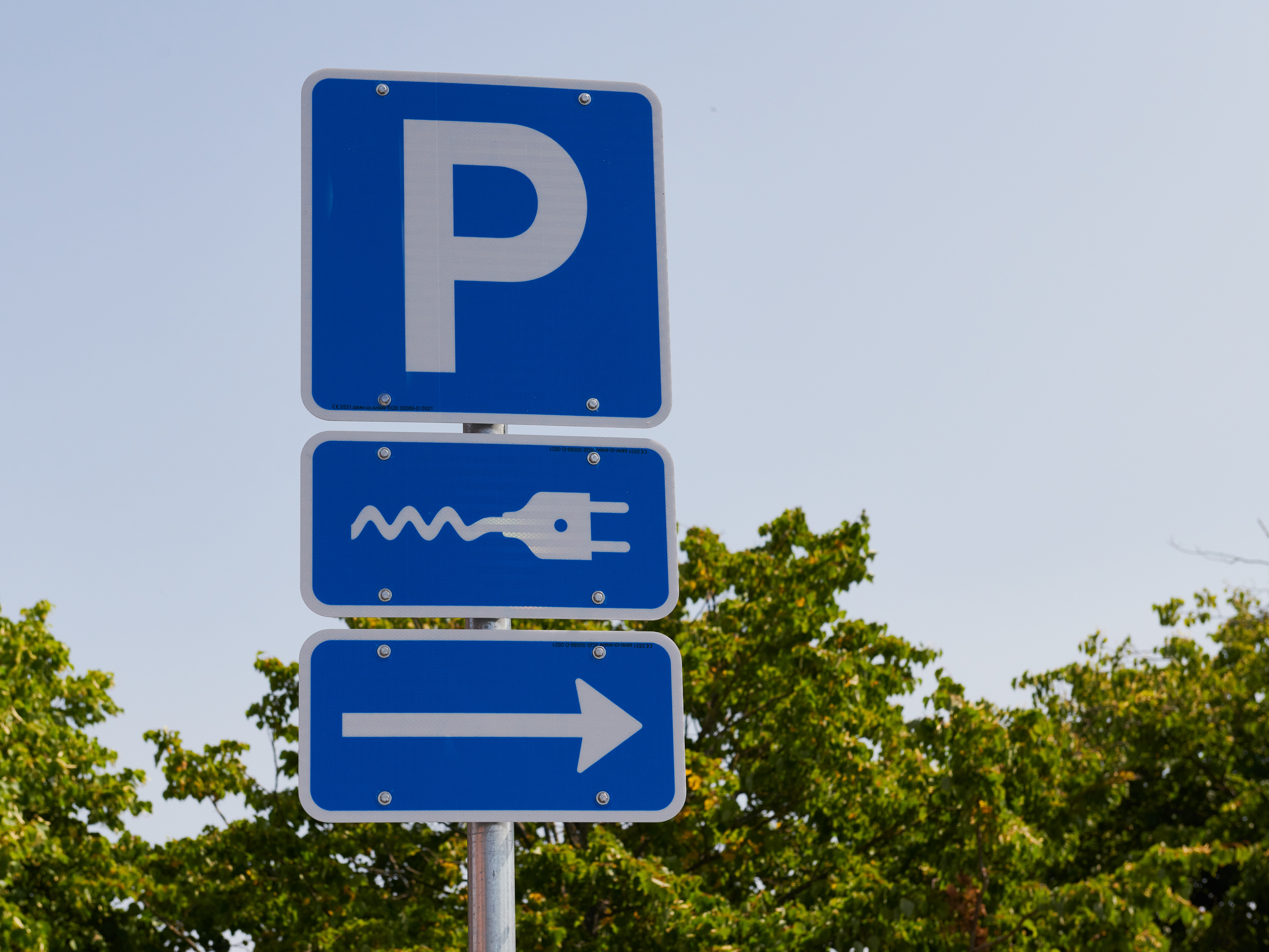 Skilt med elladersymbol