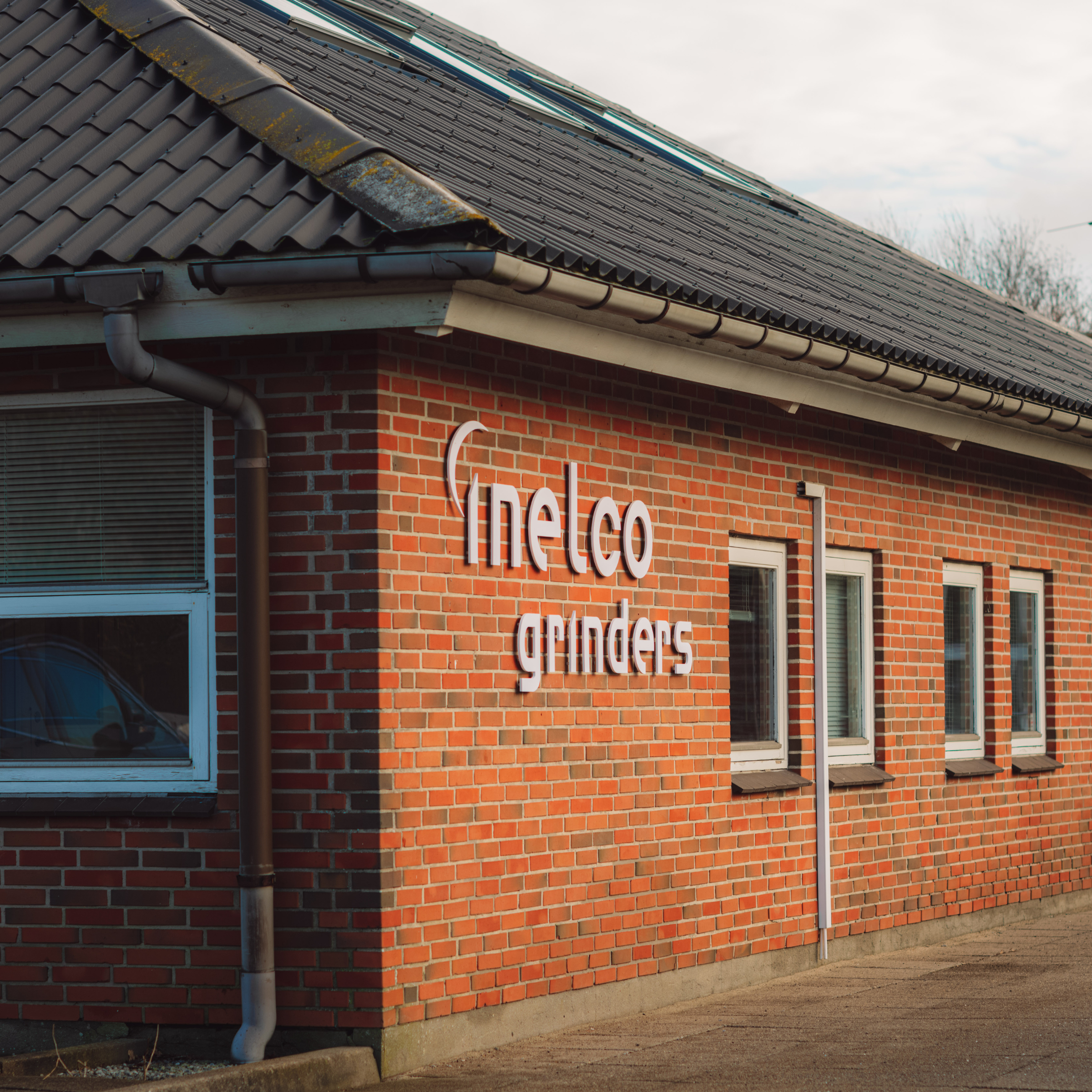 Inelco Grinders bygning med logo