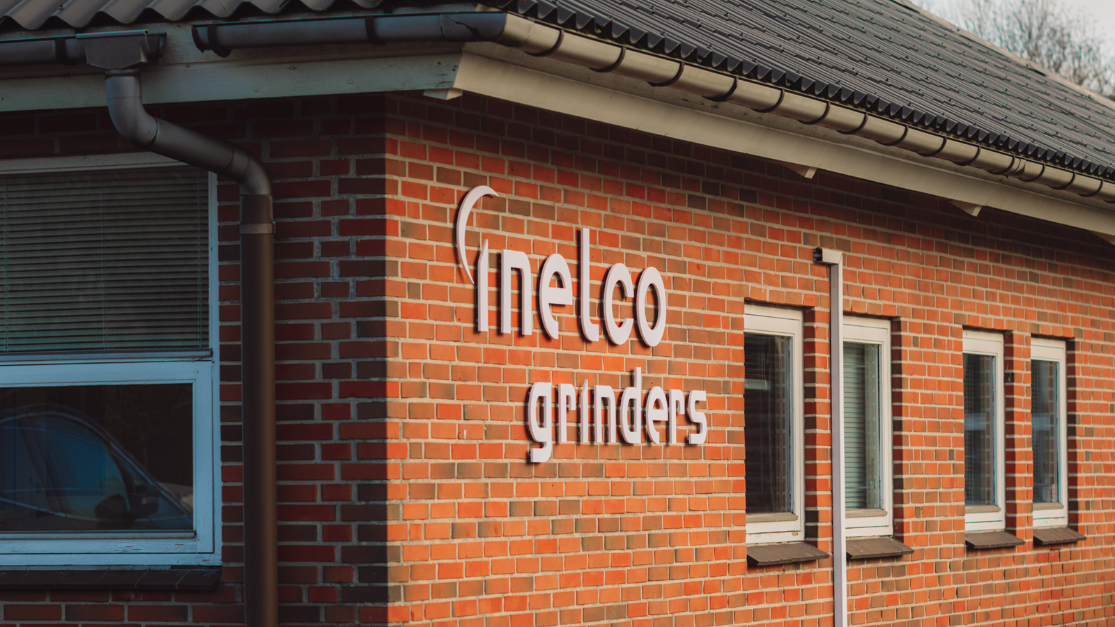 Inelco Grinders bygning med logo