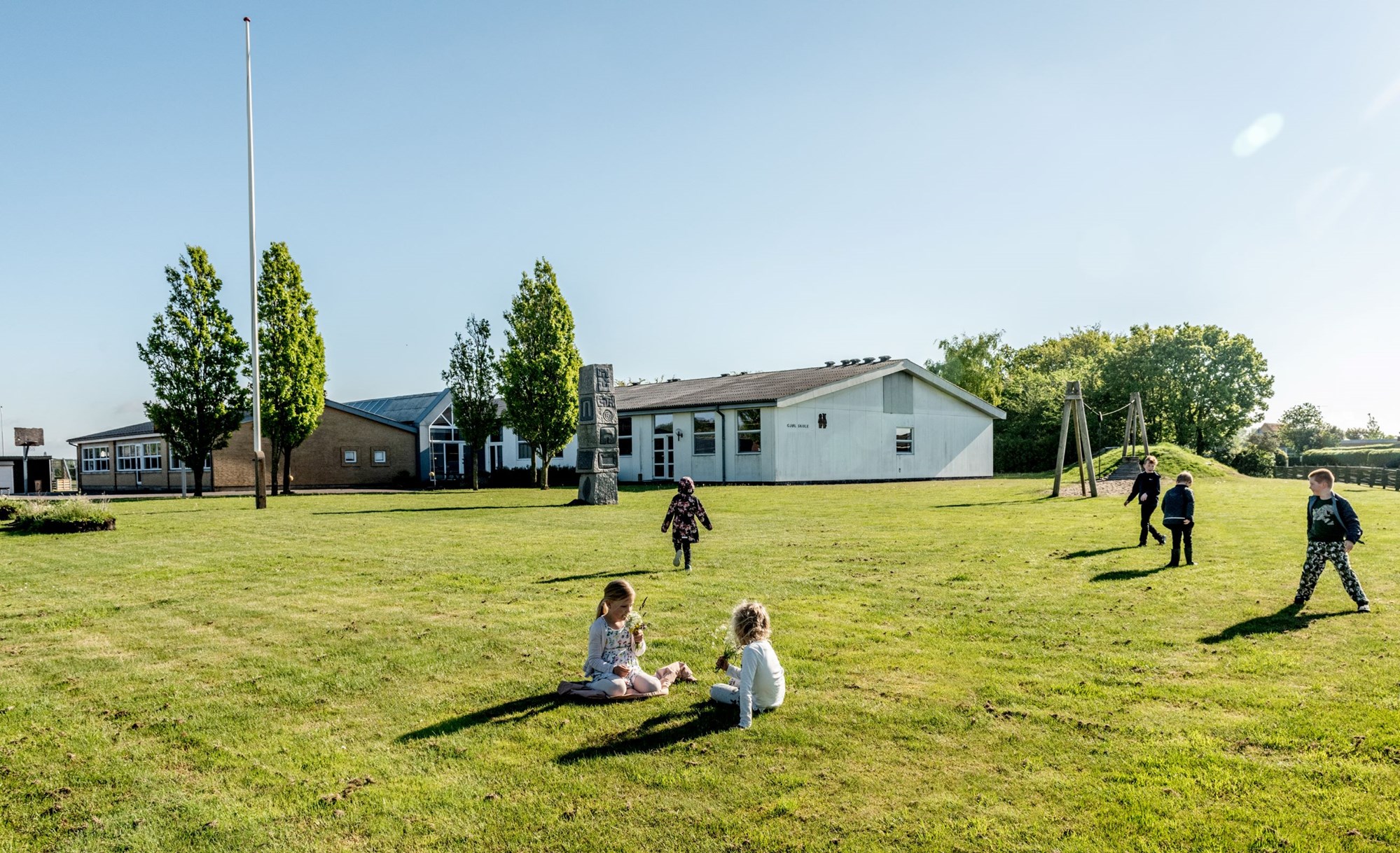 Børn leger på græsplæne