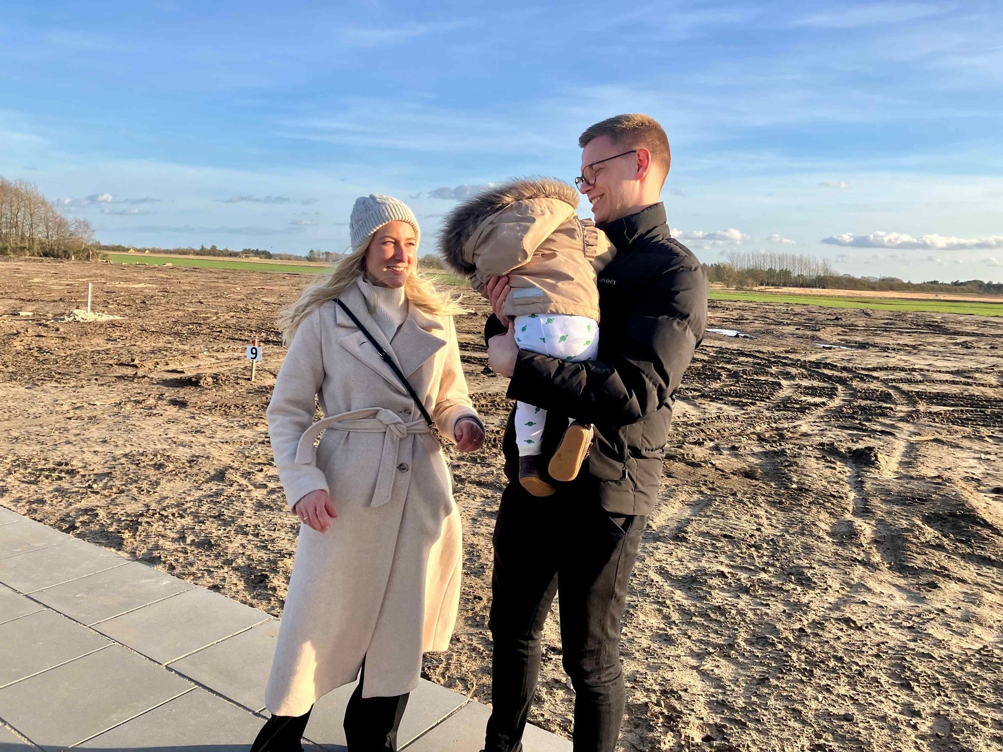 Nanna, Asta Og Matias ved deres nye byggegrund