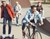 Unge mennesker cykler, skater og løber