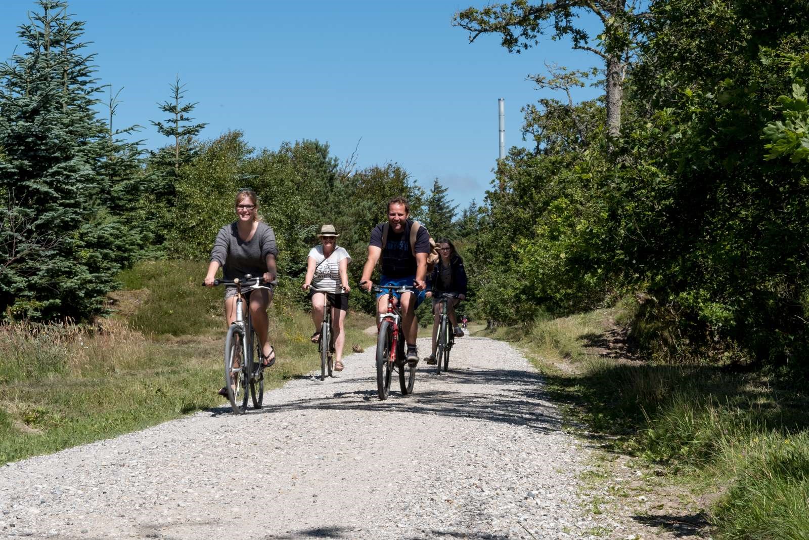 Cyklister på grusvej