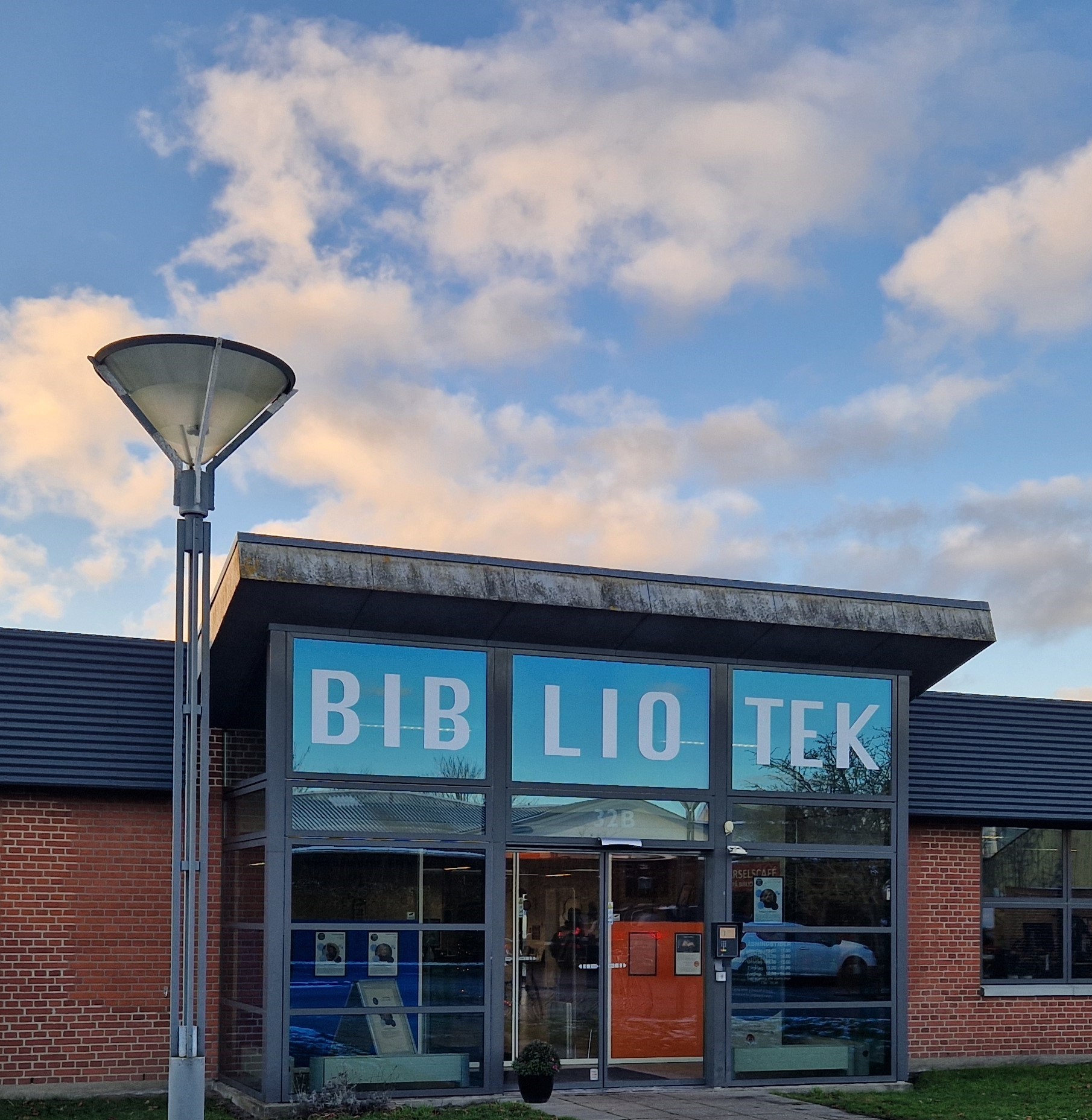 Aabybro Bibliotek indgang udefra