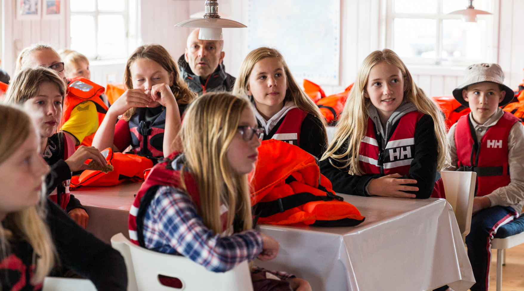 Skolebørn lytter interesseret