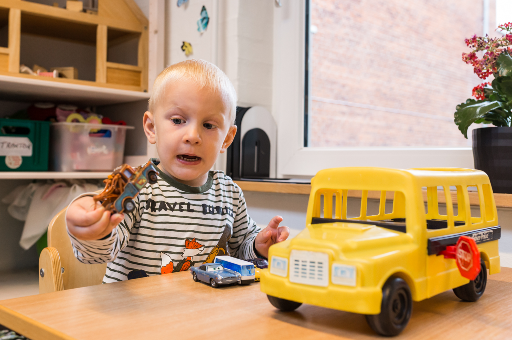 Barn leger med biler