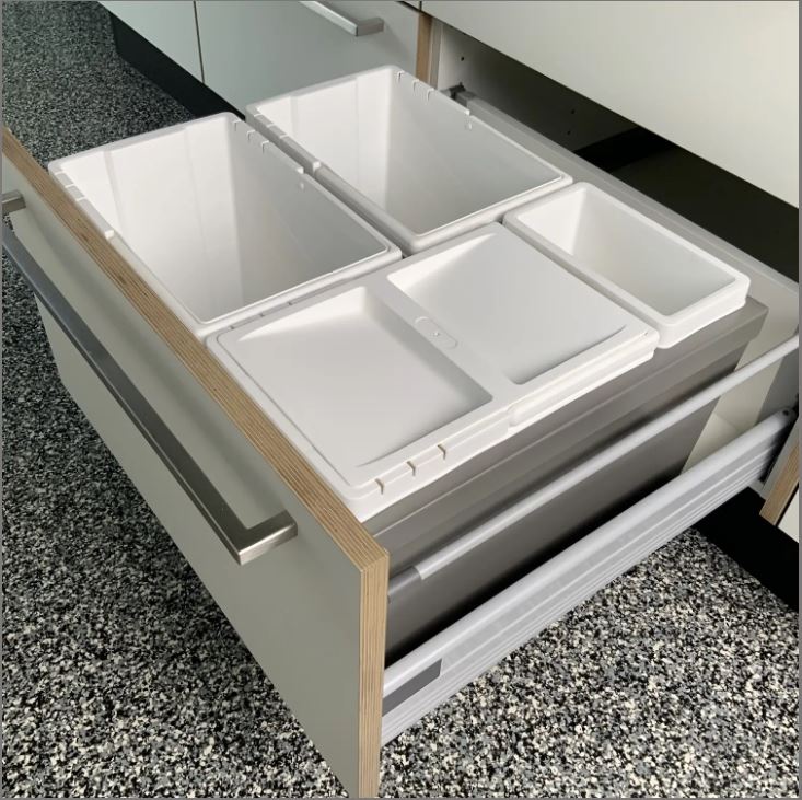 Sortering i spande i træk-ud skuffe