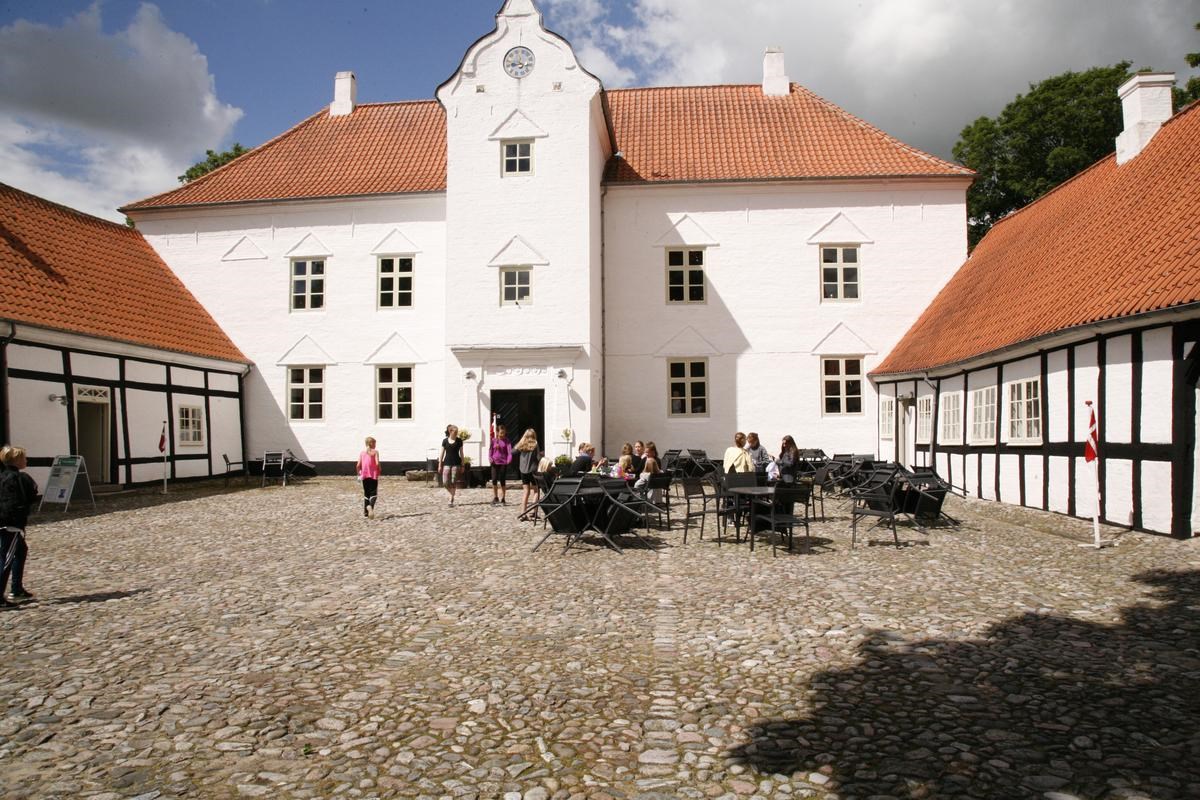 Gårdspladsen på Bratskov herregård