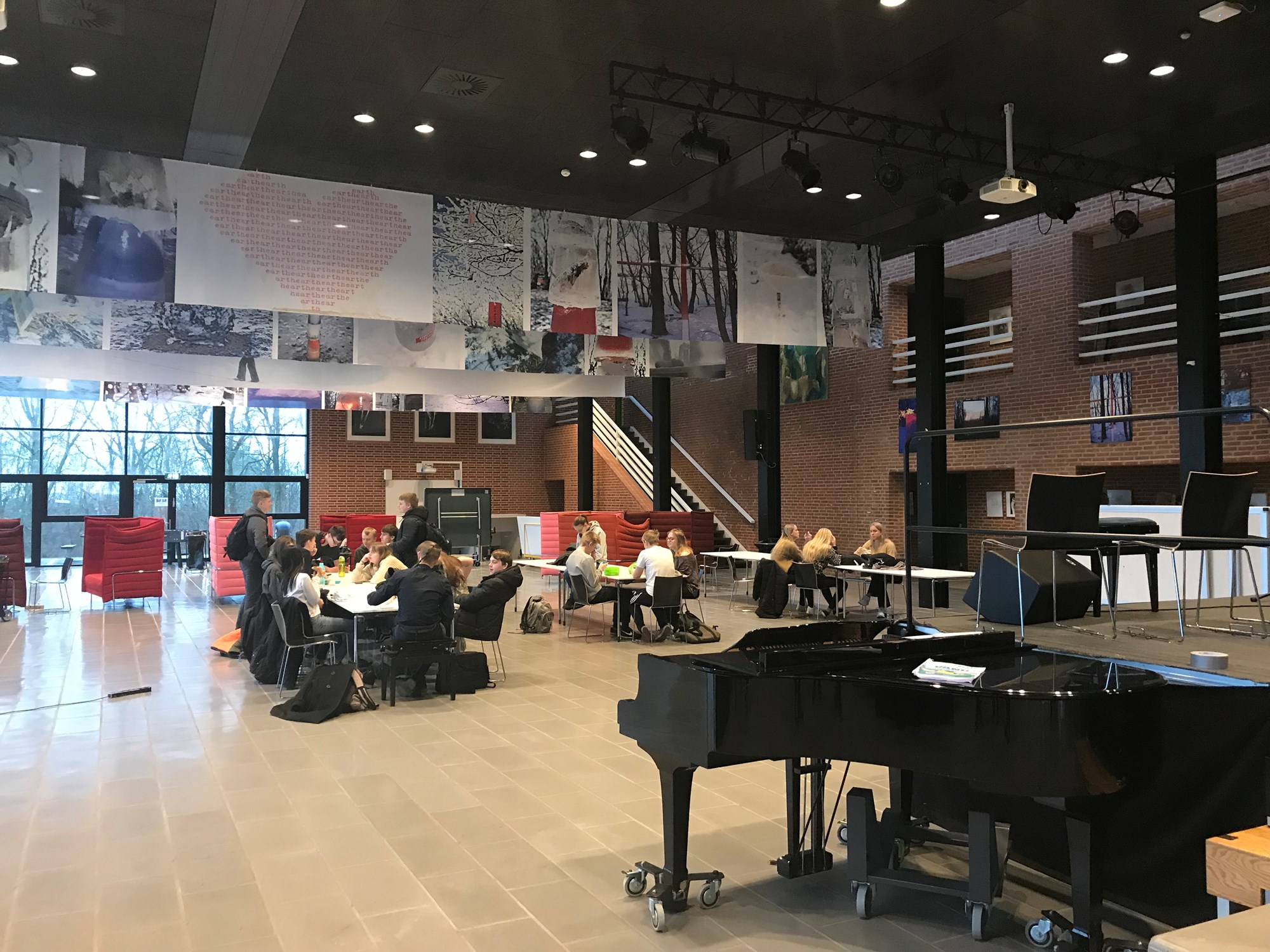 Børn sidder i forsamlingssal