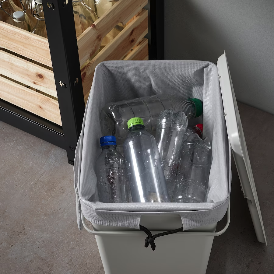 Affaldsspand med plastflasker