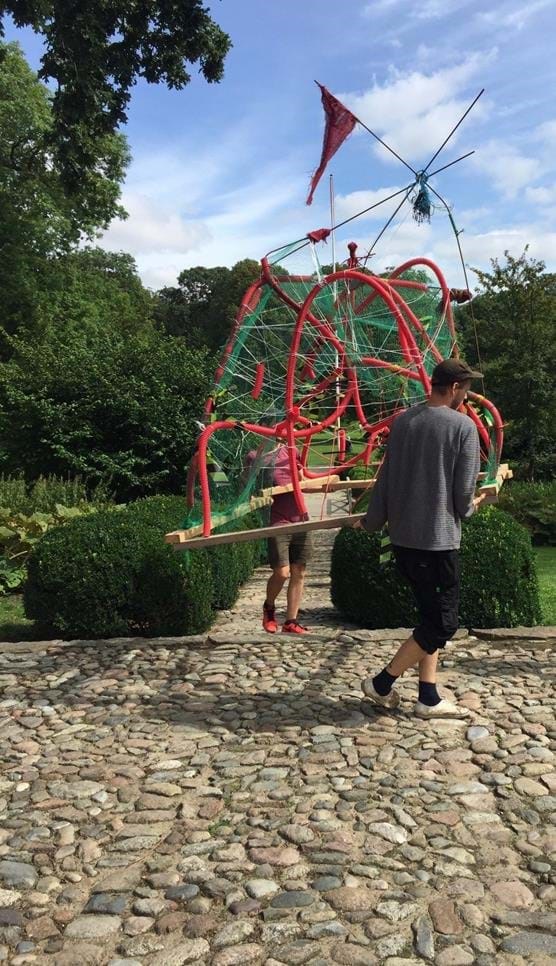 Stor skulptur flyttes