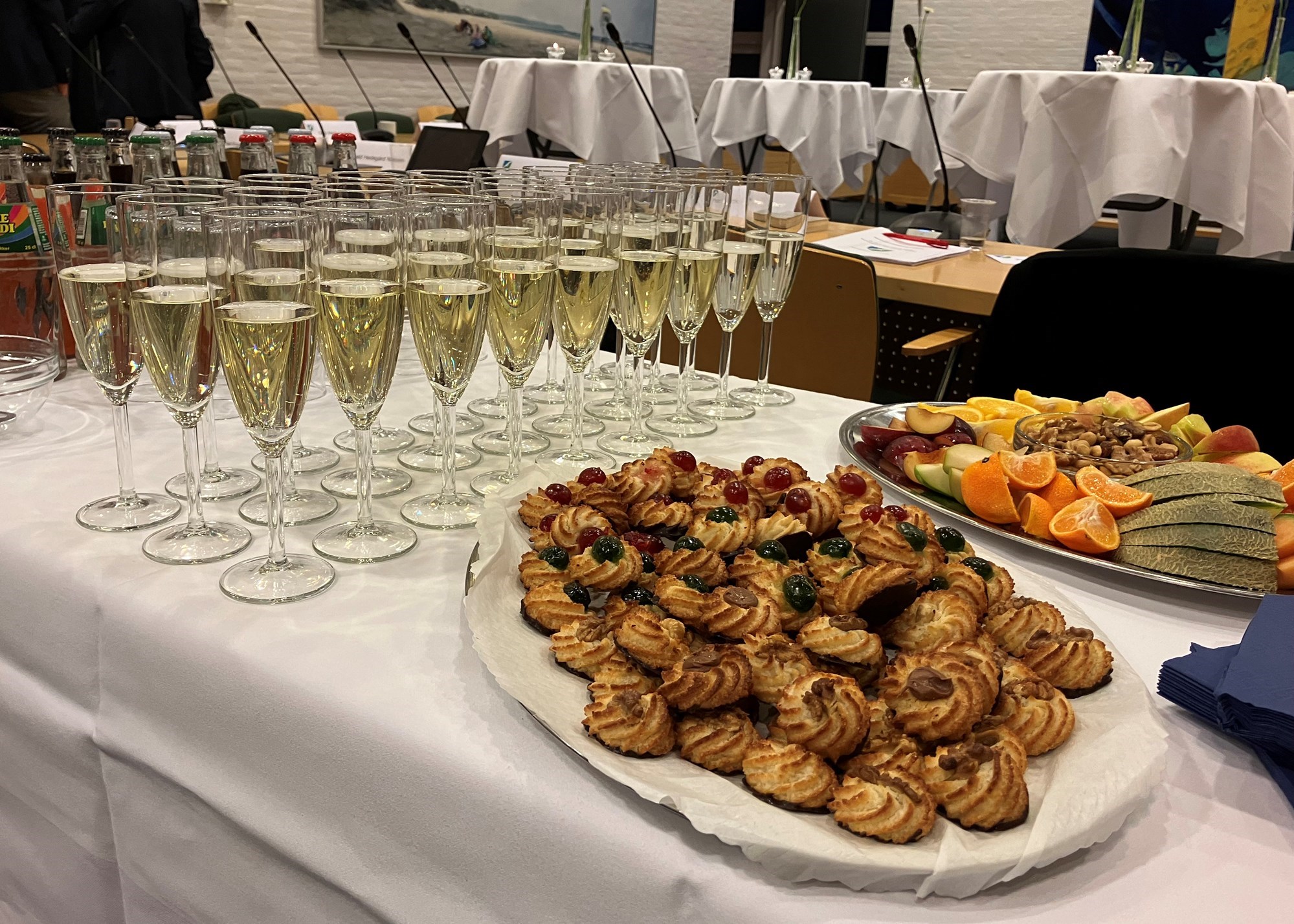 Bobler, kransekage og frugt