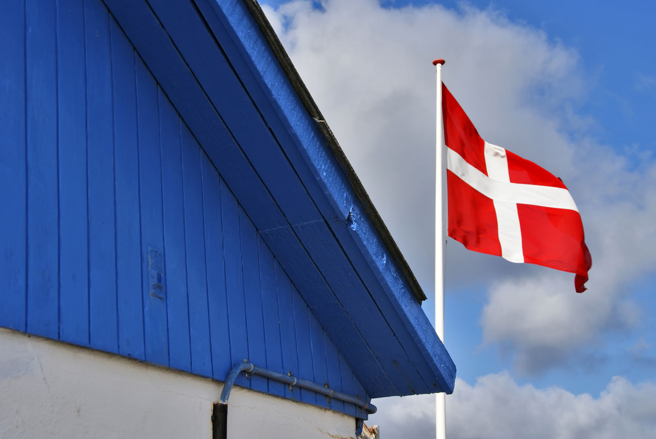 blå husgavl og dansk flag