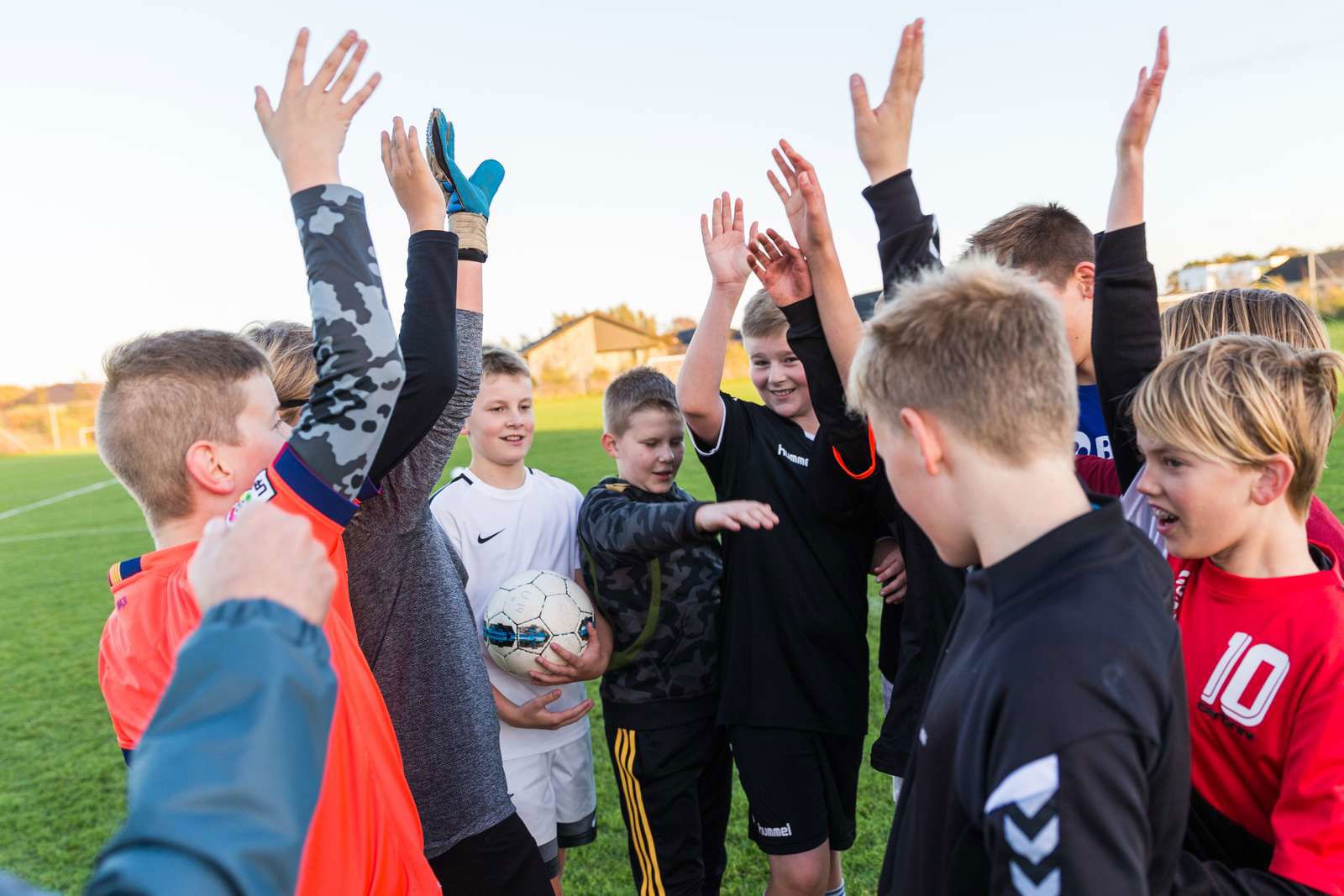Drenge på fodboldbane