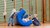 Børn og forælder leger på redskab i gymnastiksal