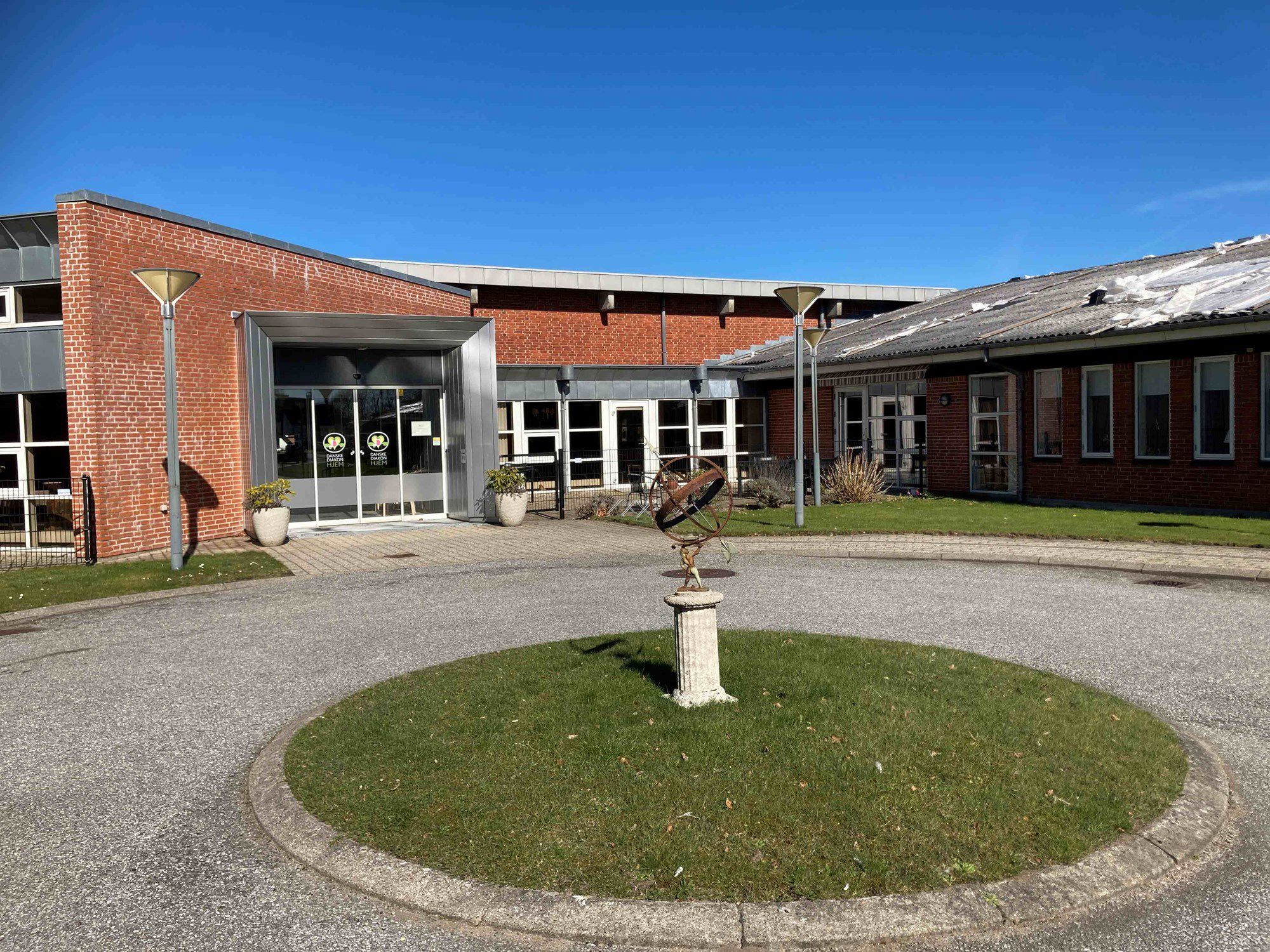 Aabybro Plejehjem ude fra med skulptur