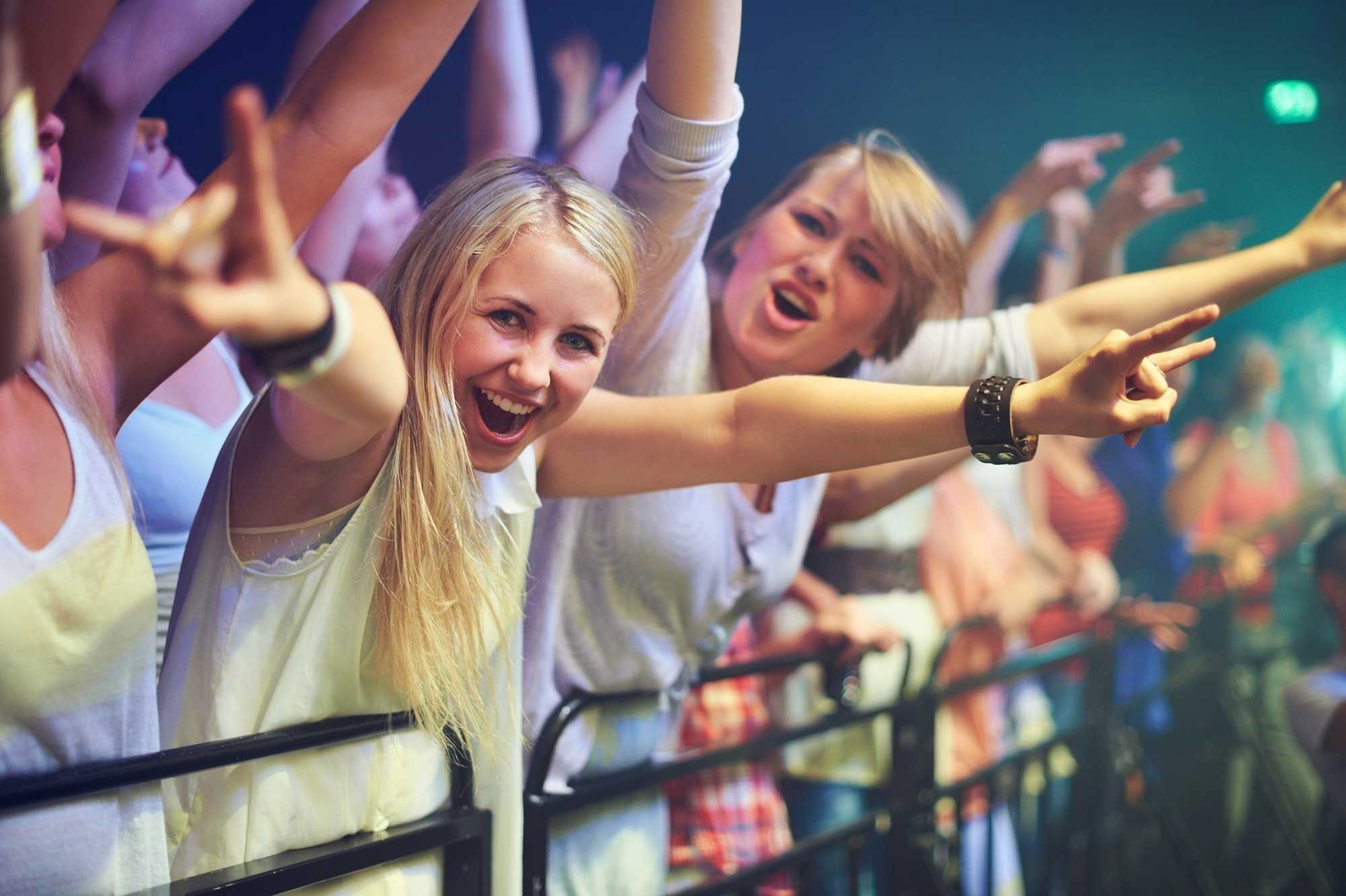 unge piger til koncert