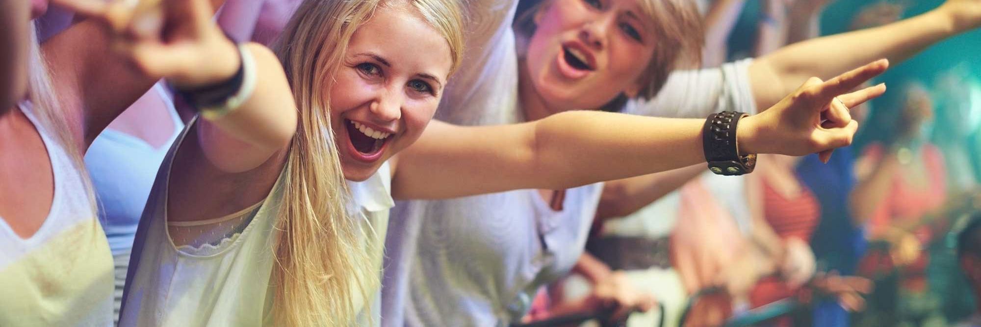 unge piger til koncert