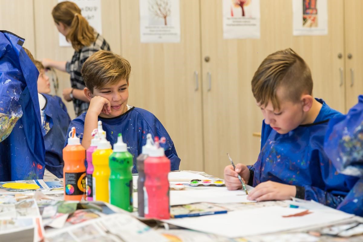 Børn maler med vandfarver