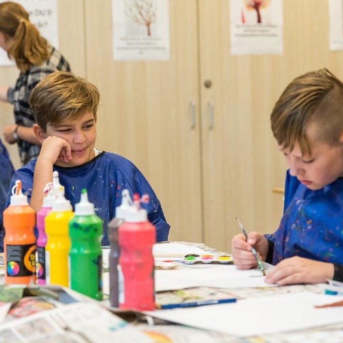 Børn maler med vandfarver