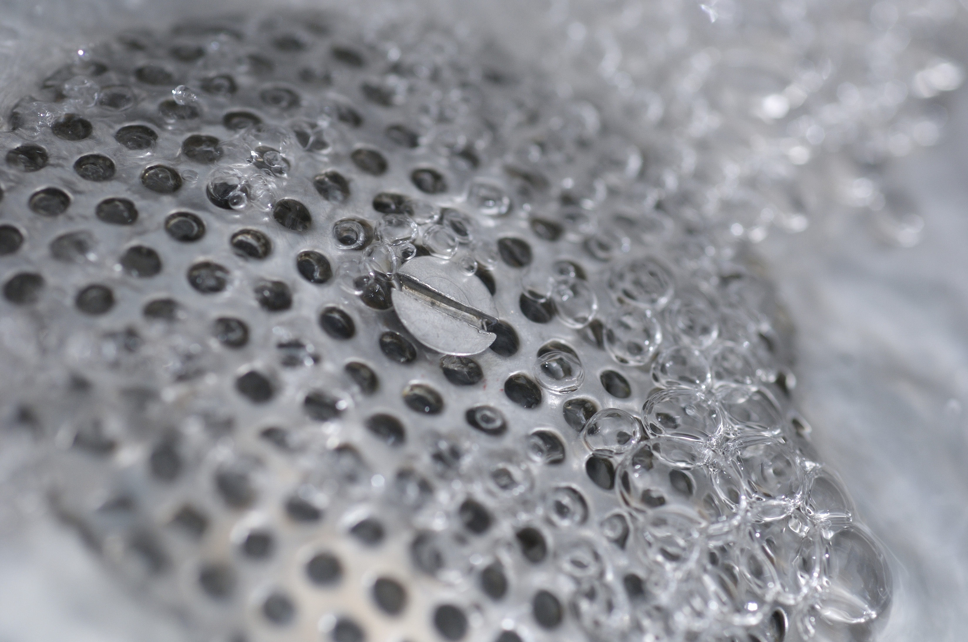 Vandafløb vanddråber og skrue