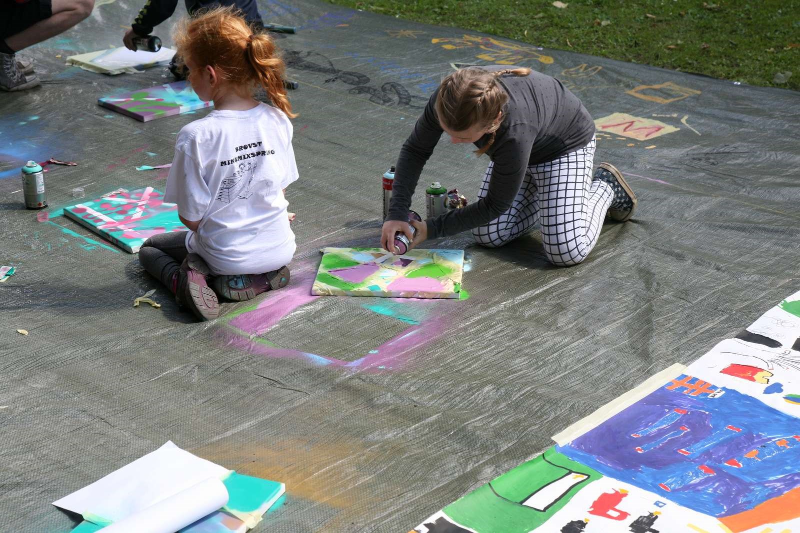 Børn laver kunst med spraydåser