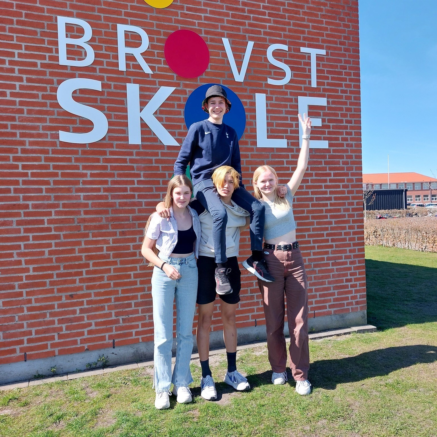 Unge mennesker foran Brovst Skole